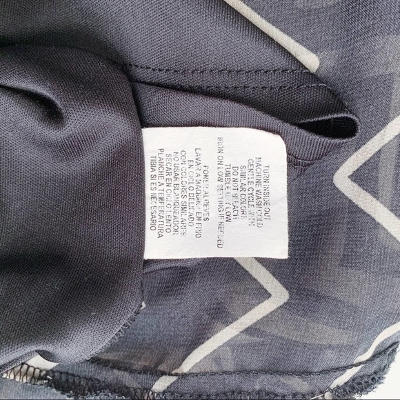 As U Wish • Short Sleeve Chevron Print Shift Dress, Black/Beige, Size Small - Picture 14 of 14